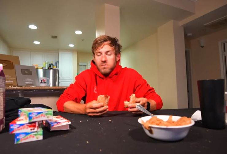 Блогер употребил 50 тысяч калорий за день, что произошло с его организмом после этого эксперимента над собой