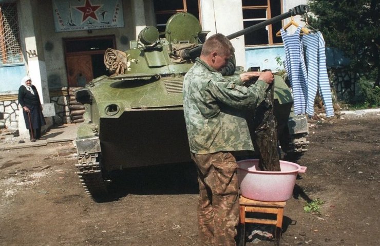 Оккупант в Абхазии сушит одежду