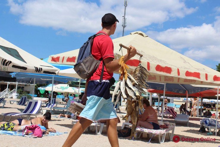 Отдыхающие на пляже в Одессе