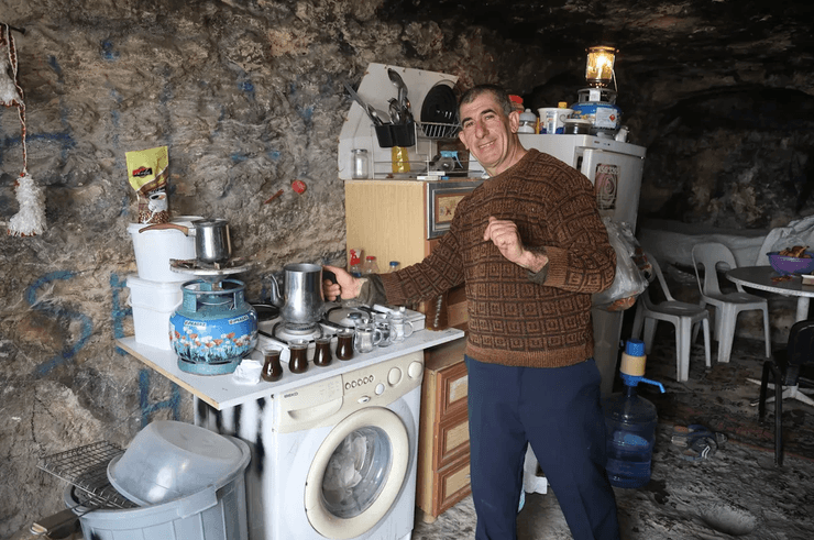 Али Бозоглан, землетрясение, землетрясение в Турции, землетрясение Турция, пещера, живет в пещере, жизнь в пещере