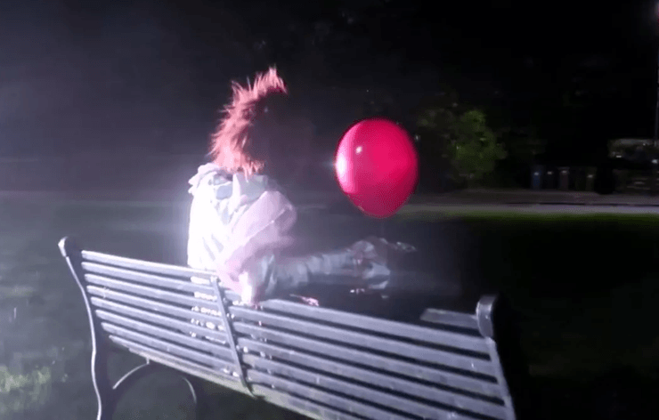 Жуткий клоун, ОНО Стивена Кинга, человек в костюме клоуна, наводит ужас на поселение, преследует людей на улице, бросил вызов полиции