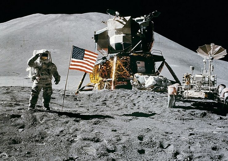Ученые призвали NASA доставить с Луны 50-летние отходы экипажа миссии "Аполлон-15"
