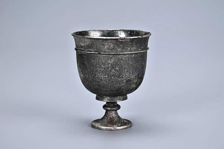 Серед артефактів виділяється срібний кубок