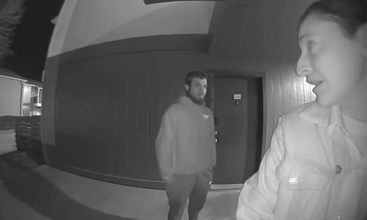 Запись с камеры Ring показывает, как мужчина останавливается рядом с женщиной у двери многоквартирного дома и смотрит в ее сторону
