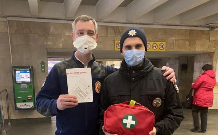 Киев, метро, метрополитен, дефибриллятор, Дворец спорта, полицейский