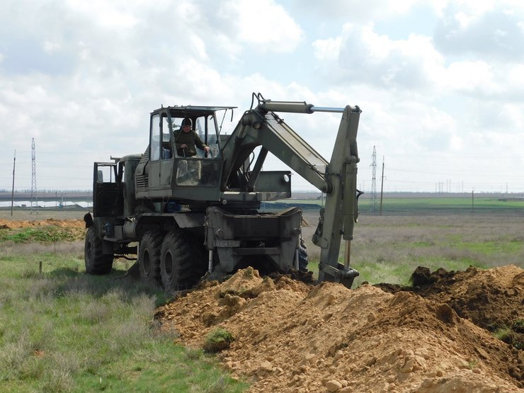 военные роют окопы, окопы рядом с крымом