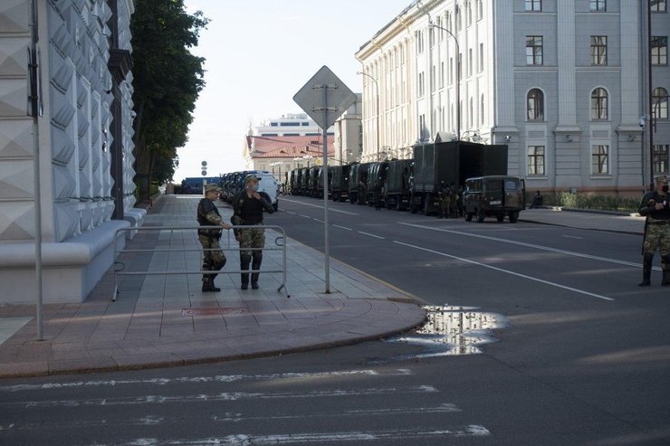 Военная техника возле администрации президента Беларуси