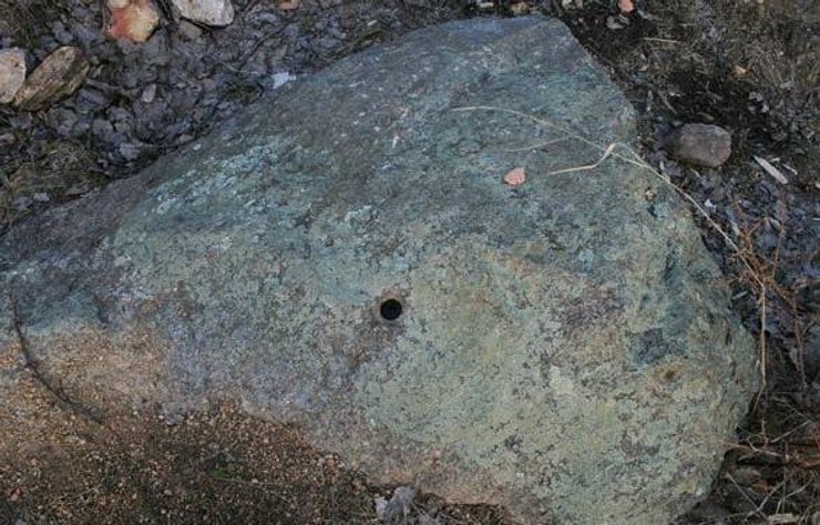 камень молния