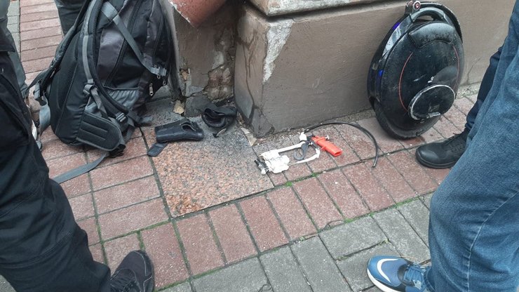 Офіс омбудсмена, коктейль Молотова