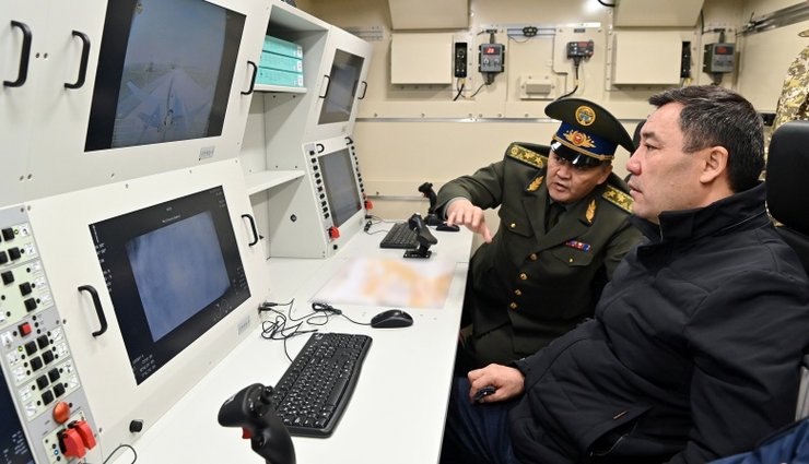Президент Киргизстану Садир Жапаров, байрактор фото, Садир Жапаров фото,