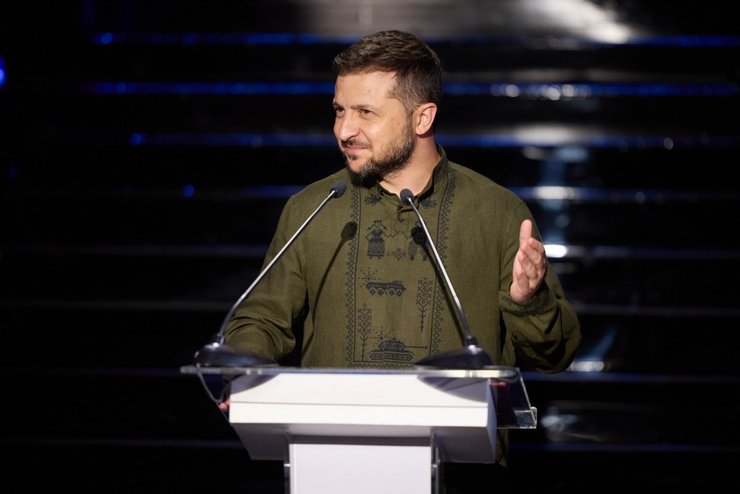 владимир зеленский, вышиванка, вышиванка с танками