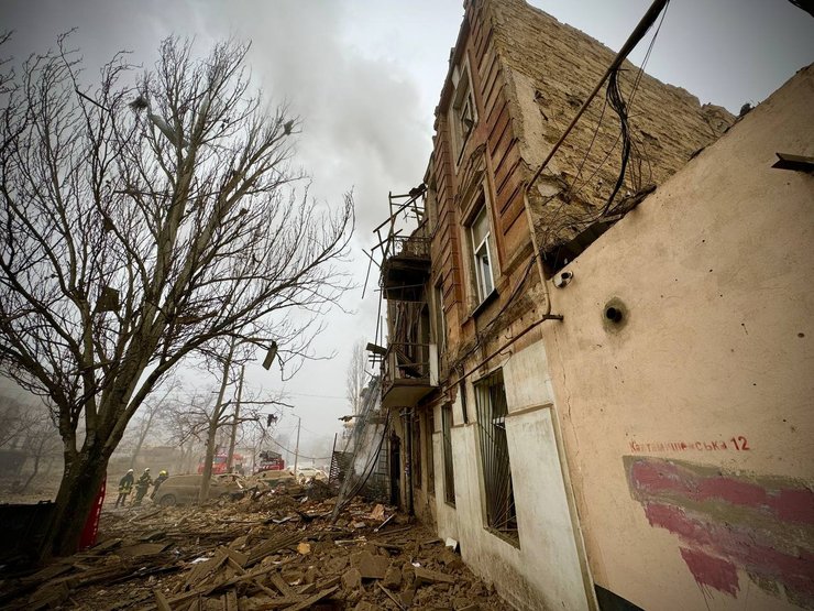 Війна є одним з головних ризик-факторів, а тому вкрай важлива для стабільності гривні підтримка міжнародних партнерів