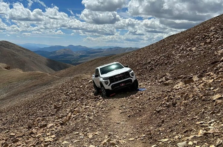 Пикап GMC Canyon AT4 застрял в горах