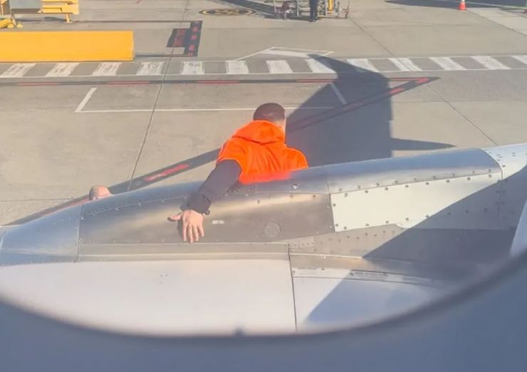 Мужчина открыл аварийный выход и пригнул из самолета, что с ним произошло, курьезный случай