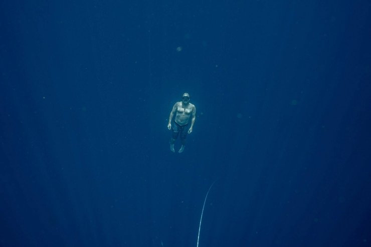 дайвер поднимается на поверхность воды, Артиллерийская установка на подлодке, затонувшая подлодка, подлодка U-111. подлодка U-111, место крушения U-111. подлодка U-111, последняя немецкая подлодка