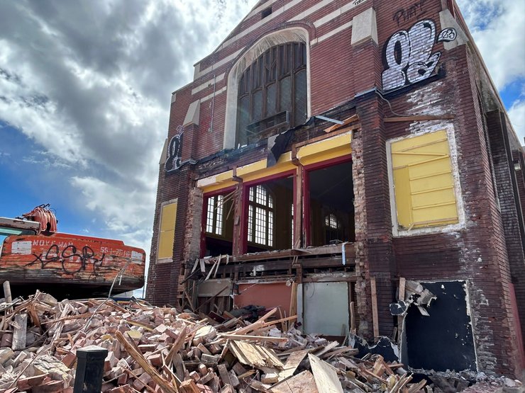 Строители снесли часть исторического здания, дом, городские власти, снос здания, незаконный снос, штраф, строители, бульдозер