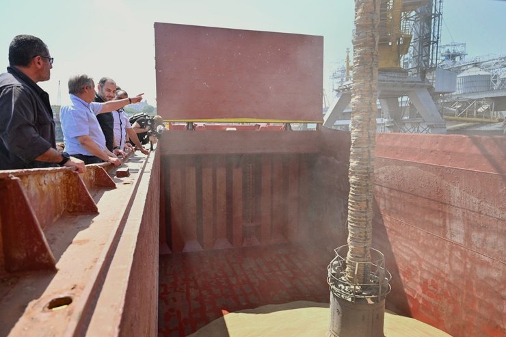 Генсек ООН наблюдает за погрузкой зерна.