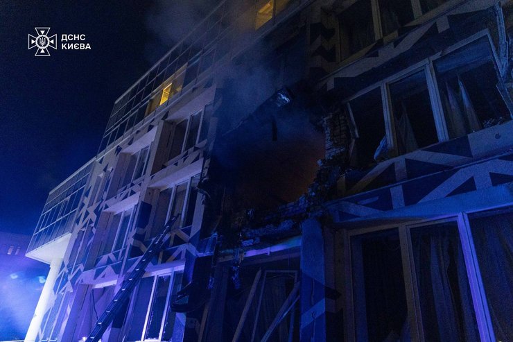 Обстрел медучреждения на Оболони в Киеве