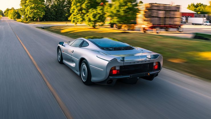 Jaguar XJ220 1993 года В свое время суперкар установил мировой рекорд скорости — 349,4 км/ч