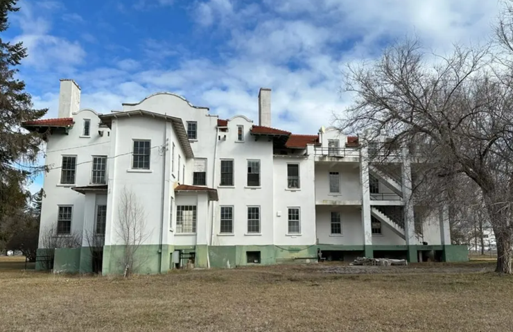 Поместье Old Post Hospital, продажа недвижимости, дешевое жилье, покупка собственного дома, исторические постройки, фото, США