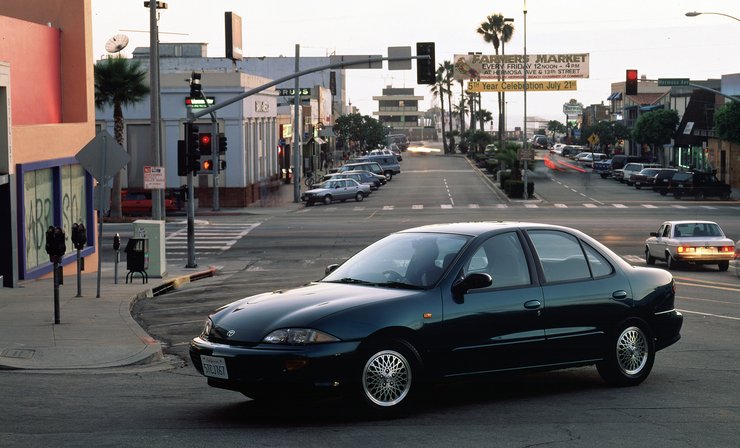 Chevrolet ... тобто Toyota Cavalier на тлі традиційного японського вуличного пейзажу