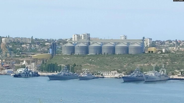 Куриная пристань корабли Крым судна ракетное оружие оккупанты ЧМФ РФ