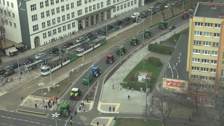 Польские аграрии перекрыли дорогу тракторами