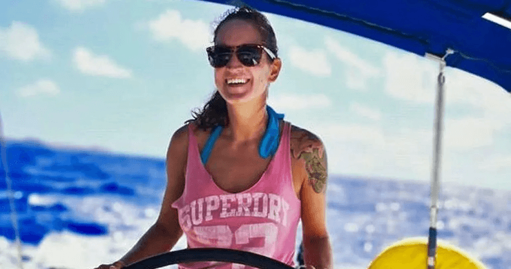 Пропавшая стюардесса Сарм Хеслоп сидит на качелях у моря