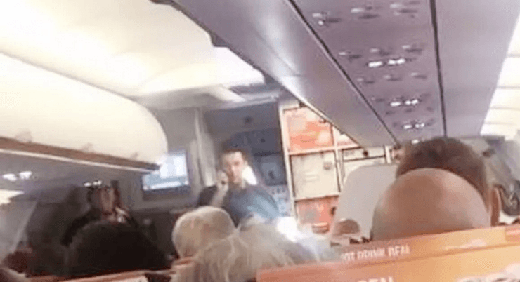 Пилот, самолет, задержка рейса, пассажиры самолета, отправился в отпуск, пассажир вызвался управлять самолетом, кабина пилотов