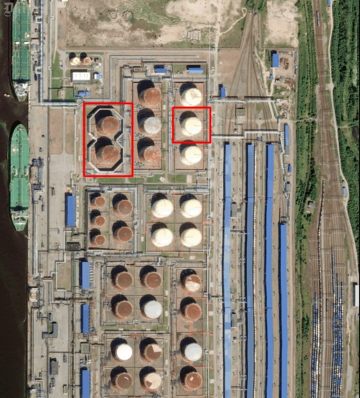 Спутниковое фото порта Усть-Луги с пощначками резервуаров-целей 27 марта
