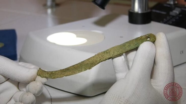 исследователи раскопали бронзовый нож