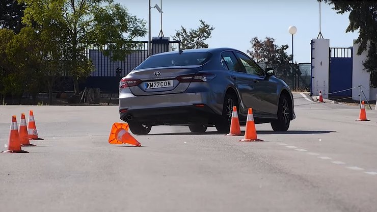 Toyota Camry, лосиний тест, Toyota Camry 2022, нова Toyota Camry, гібрид Toyota Camry, лосиний тест Toyota Camry