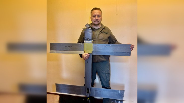 Сергій Флеш тримає дрон V2U зі ШІ