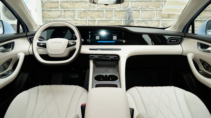 Roewe D7 салон, Roewe D7 DMH, гибрид Roewe D7, запас хода, мировой рекорд, книга рекордов Гиннесса