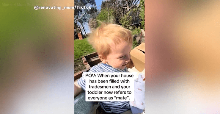 Дитина зісвітлим волоссям сидить на кріслі біля будинку