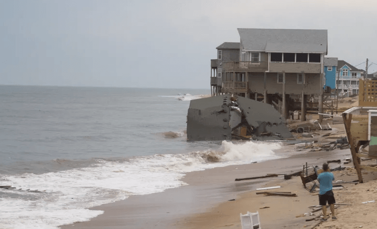Дом рухнул в океан, дом, жилье, постройка, океан, море, пляж, дом на берегу, шторм, эрозия береговой линии, дом на сваях
