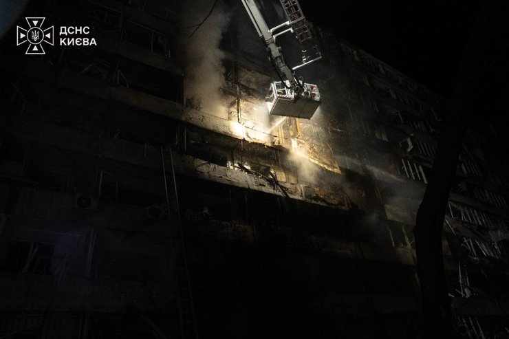 фото будинку у Києві після удару РФ 14 жовтня