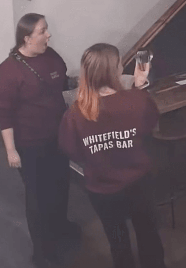 Удивленные работники ресторана, когда им вернули лампу