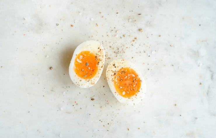 сваренное куриное яйцо желток белок завтрак соль перец