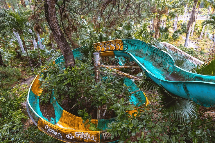 Заброшенный парк развлечений, Ho Thuy Tien, заброшенный аквапарк, водные горки, крокодилы, жуткий город-призрак, туристы, туризм
