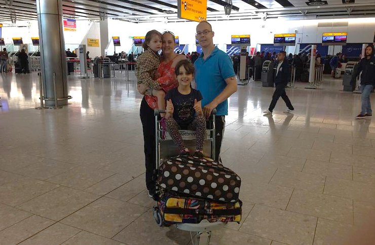 Семья путешествует по миру, семья, "утопавшая в долгах", семья продала дом, цифровые кочевники, семья продала ценные вещи, семья работает онлайн