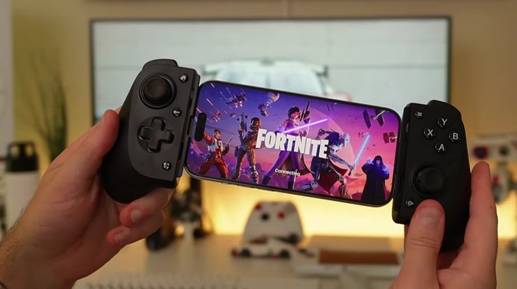 Портативна консоль Razer Kishi V3 в руках