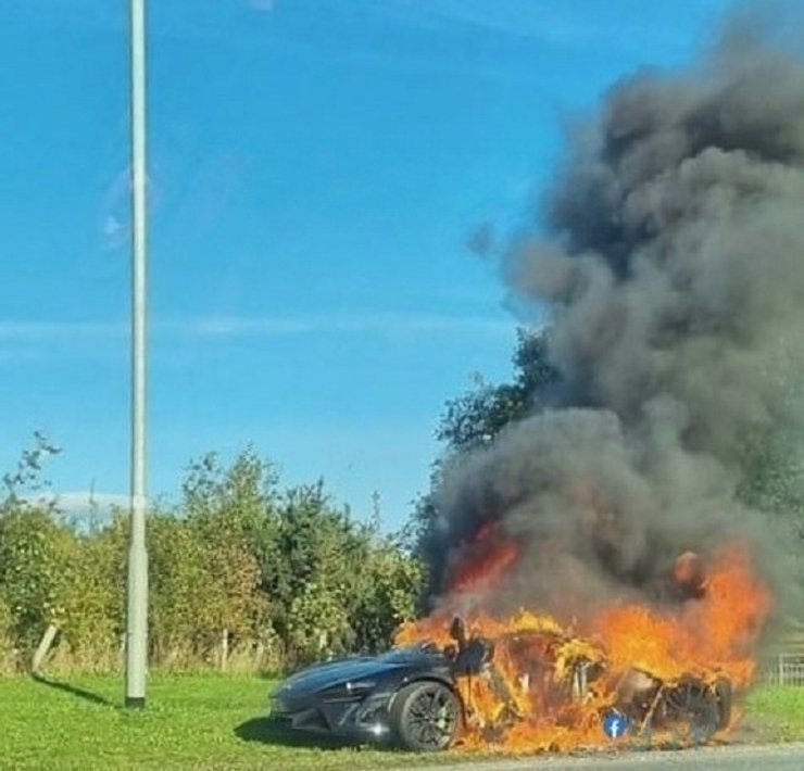 горить авто, McLaren Artura, суперкар McLaren, згорів суперкар, McLaren Artura