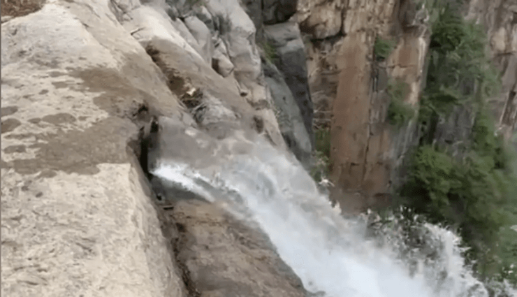 Самый высокий водопад в Китае, водопад, труба с водой, горы, ландшафт, любимое место туристов, труба с водой в горе, засуха, период засухи