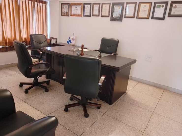 Фальшивий посол працював і розкішному кабінеті