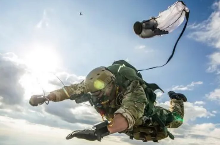 парашютист в небе, запасной парашют, парашют с принудительным раскрытием, парашютом T-11R Single Pin
