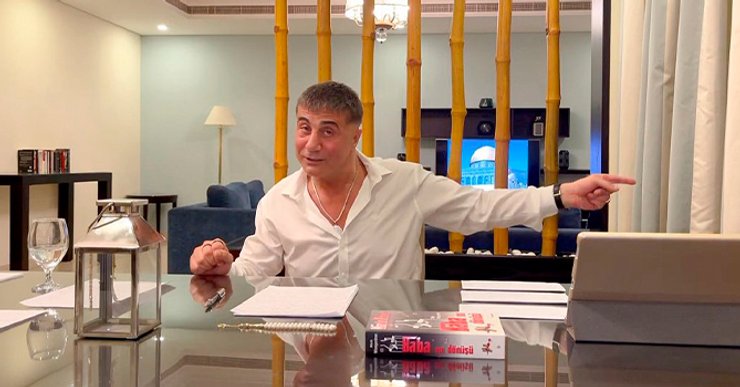 Одкровення Седата Пекера стали в Туреччині подією року, цілим серіалом, кожен випуск якого з нетерпінням чекають щотижня.