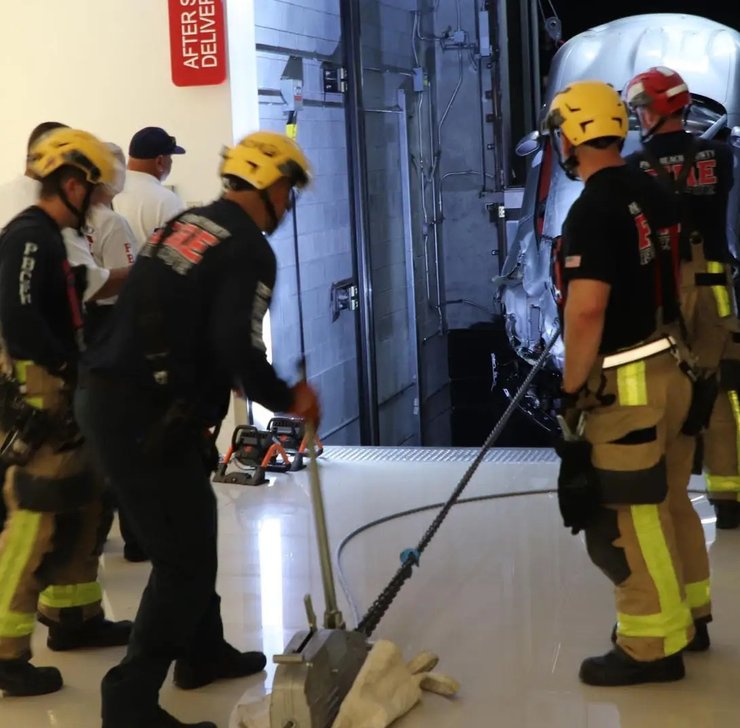 Разбитый суперкар Феррари, Разбитый суперкар, суперкар Феррари, Ferrari Roma, суперкар Ferrari