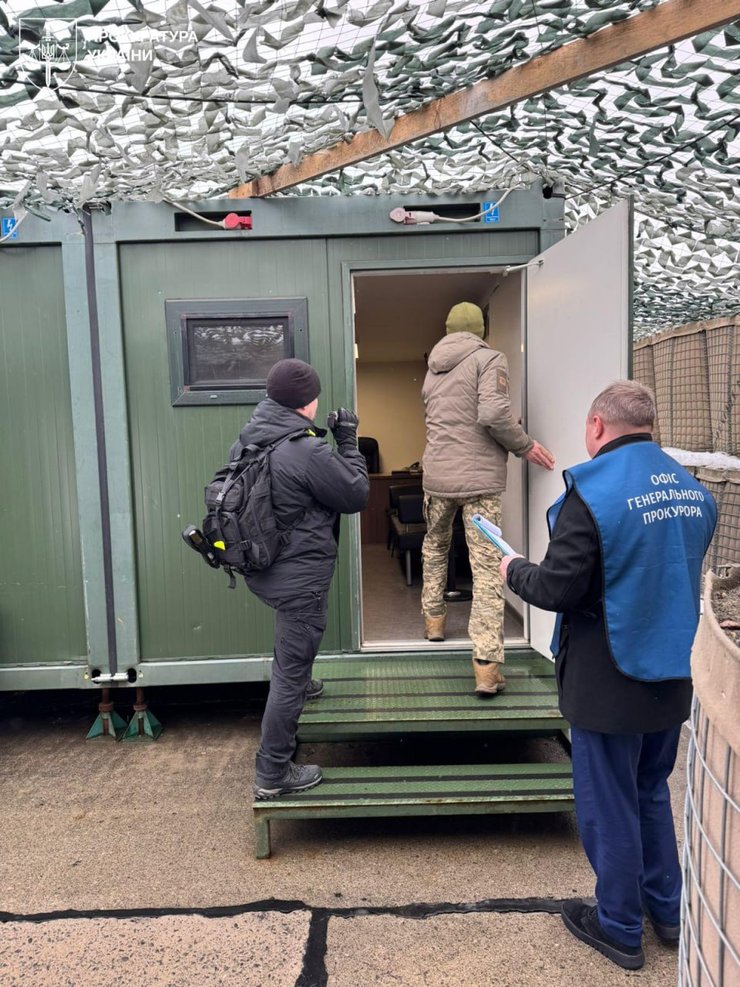 Фото з обшуку СБУ та САП у справі про хабар від командувача логістики ПС ЗСУ