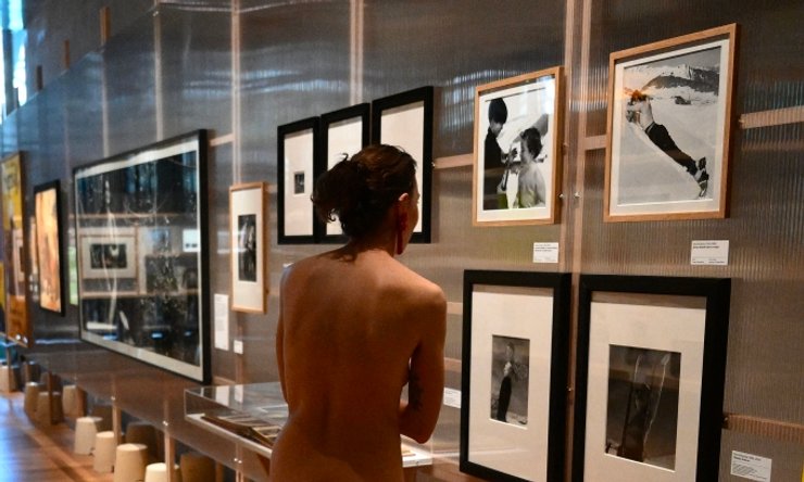 Выставка для обнаженных людей, натуризм, выставка, музей, необычная выставка, специальная выставка, люди без одежды